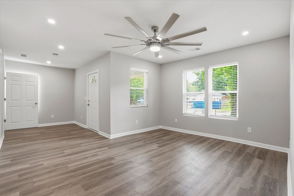 Image 4 of property listing at 2711 Saratoga Road, North Charleston, SC 29405