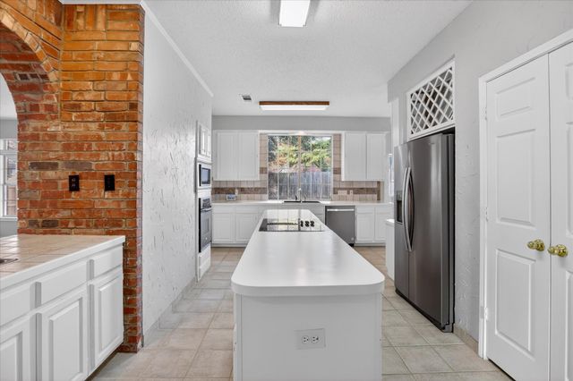 6114 Pinwood Circle, Arlington, TX 76001