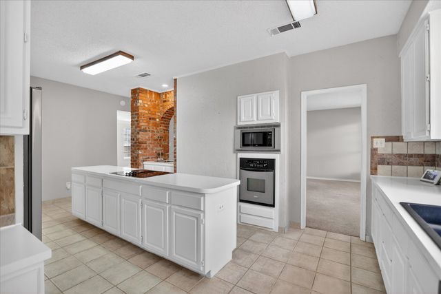 6114 Pinwood Circle, Arlington, TX 76001