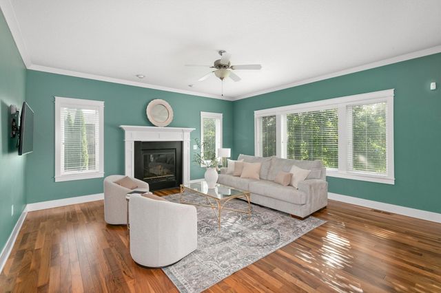 7042 Peckham Street, Johnston, IA 50131