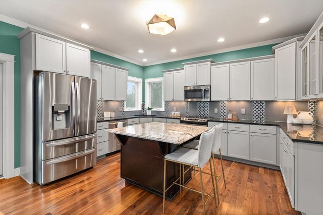 7042 Peckham Street, Johnston, IA 50131