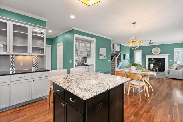 7042 Peckham Street, Johnston, IA 50131