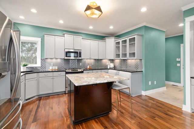 7042 Peckham Street, Johnston, IA 50131