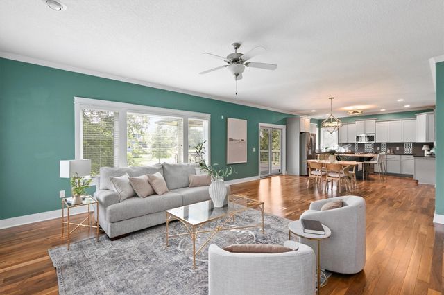 7042 Peckham Street, Johnston, IA 50131