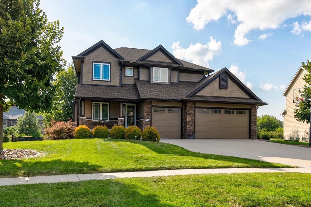 7042 Peckham Street, Johnston, IA 50131
