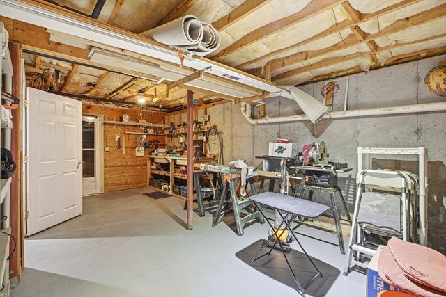 100 Fairway Dr, Halifax, MA 02338