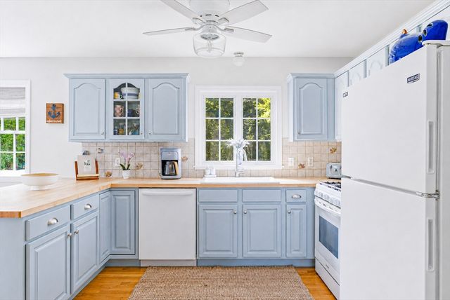 100 Fairway Dr, Halifax, MA 02338
