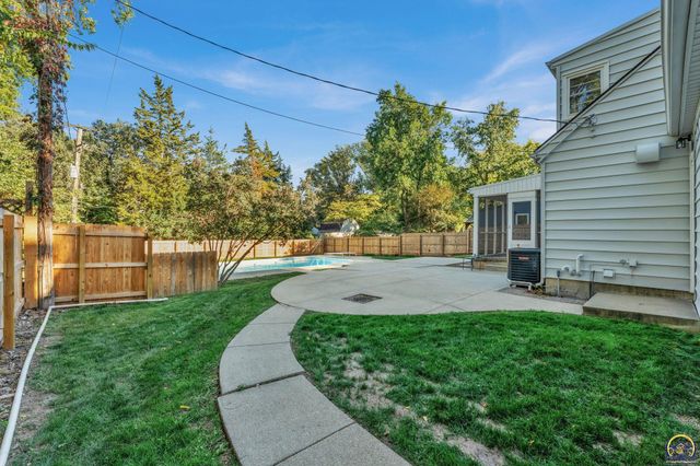 1912 SW Westwood DR, Topeka, KS 66604