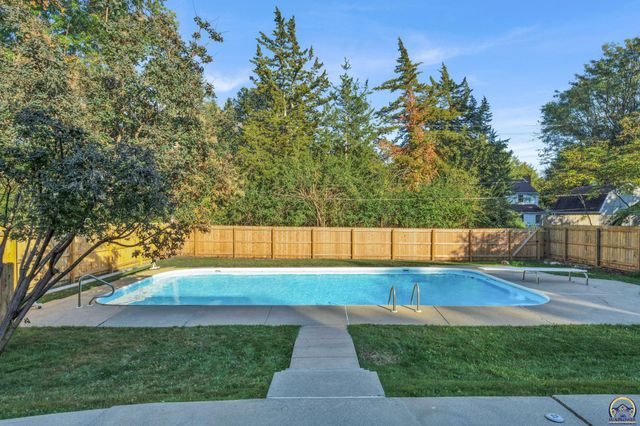 1912 SW Westwood DR, Topeka, KS 66604