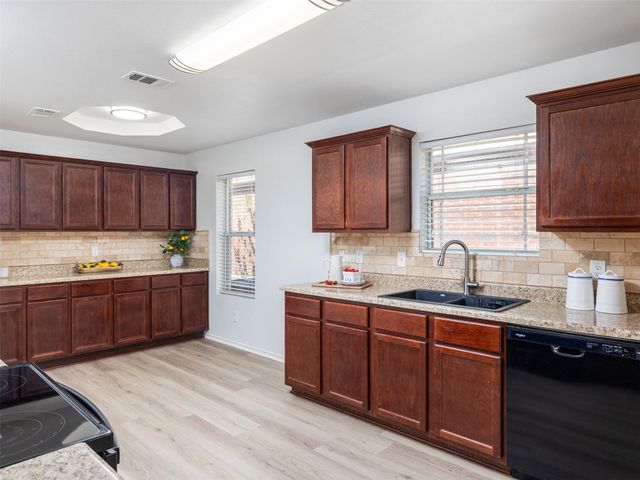 133 Lignite DR, Jarrell, TX 76537