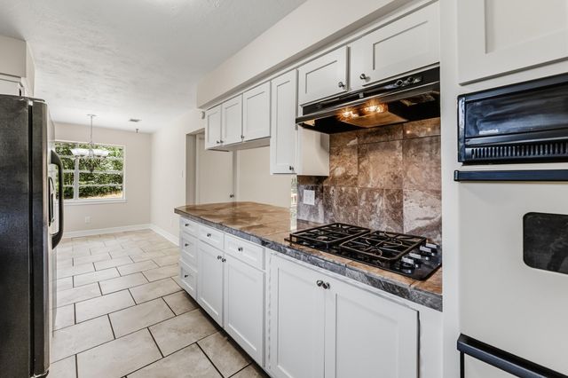 2615 Chimney Rock, Huntsville, TX 77320