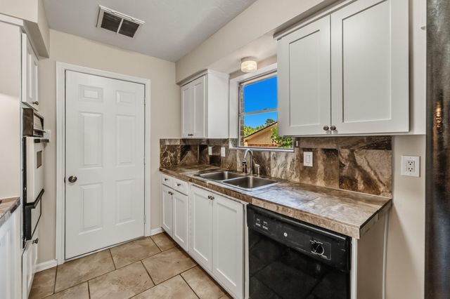 2615 Chimney Rock, Huntsville, TX 77320