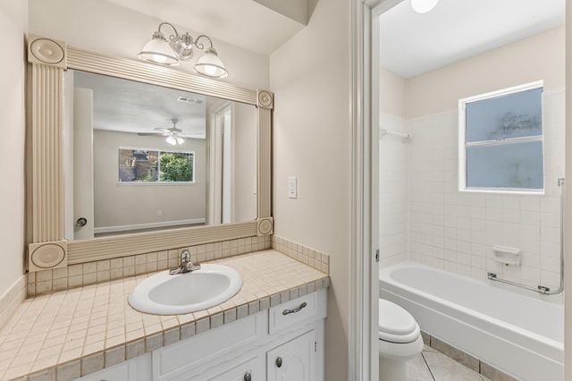 2615 Chimney Rock, Huntsville, TX 77320