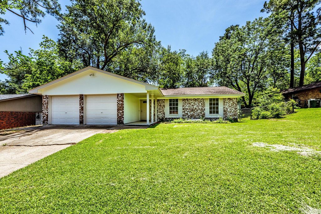 2615 Chimney Rock, Huntsville, TX 77320