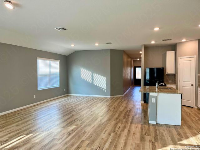 8014 Chanting Bend, San Antonio, TX 78223