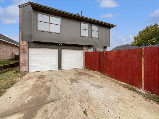 1726 Hillcrest Court, Balch Springs, TX 75180