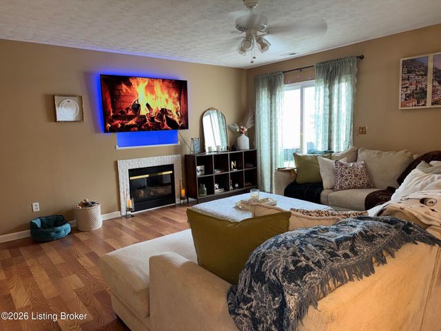 10227 Riverstone Cir, Louisville, KY 40229