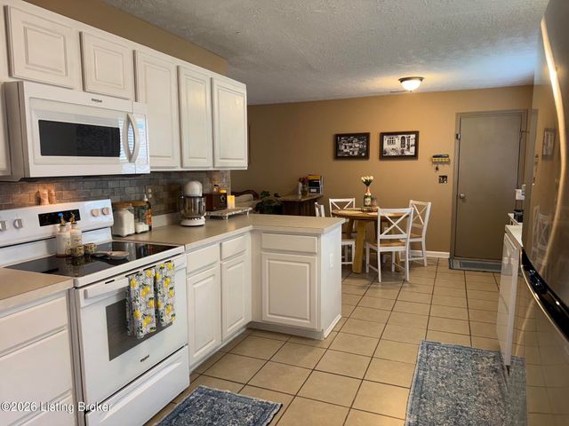 10227 Riverstone Cir, Louisville, KY 40229