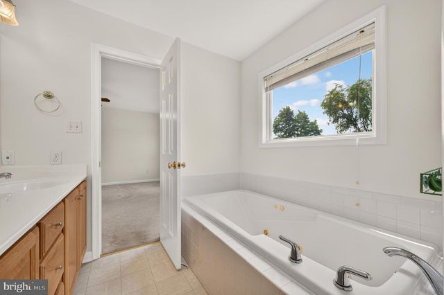 39 GROUSE KNOLL LN, Summit Point, WV 25446