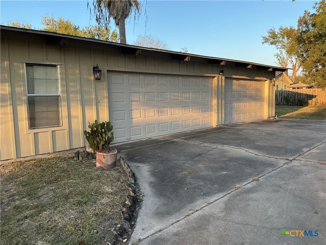 407 Wisteria Avenue, Victoria, TX 77901