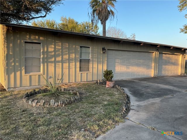 407 Wisteria Avenue, Victoria, TX 77901