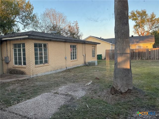 407 Wisteria Avenue, Victoria, TX 77901