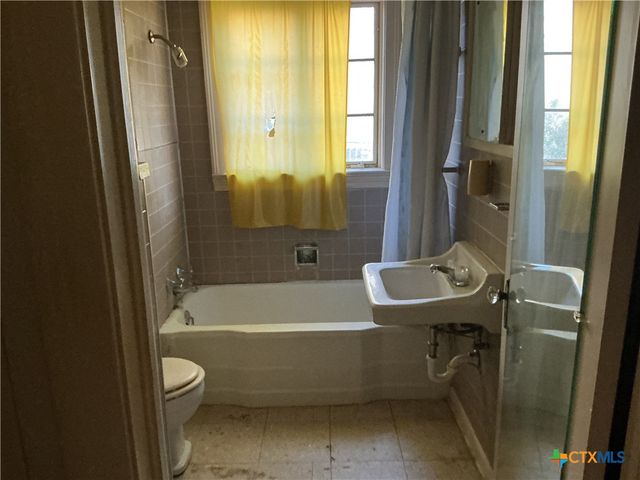 407 Wisteria Avenue, Victoria, TX 77901