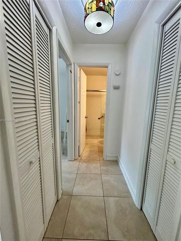 151 Essex Rd 4-30, Hollywood, FL 33024
