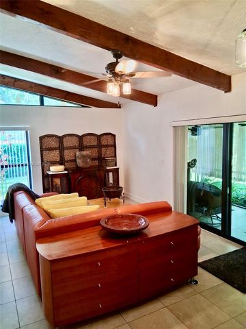 151 Essex Rd 4-30, Hollywood, FL 33024