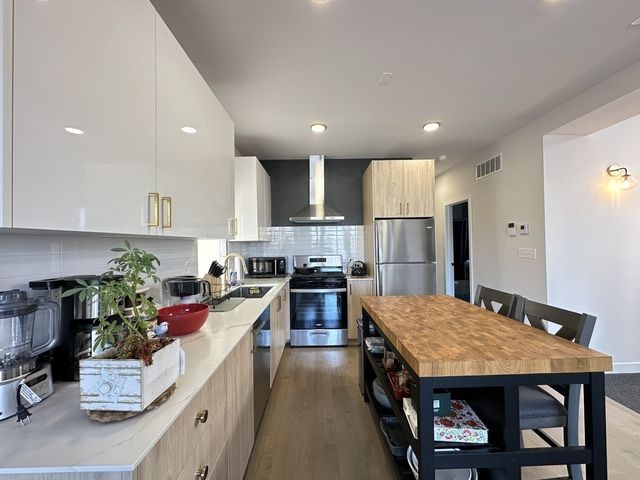 908 N California Avenue 2F, Chicago, IL 60622