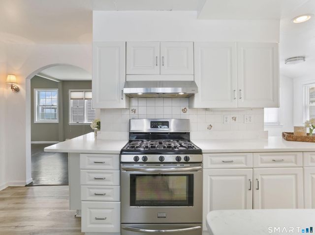 8 Parkland Place, Milford, CT 06460