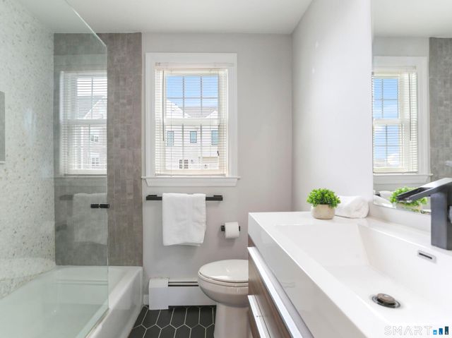 8 Parkland Place, Milford, CT 06460