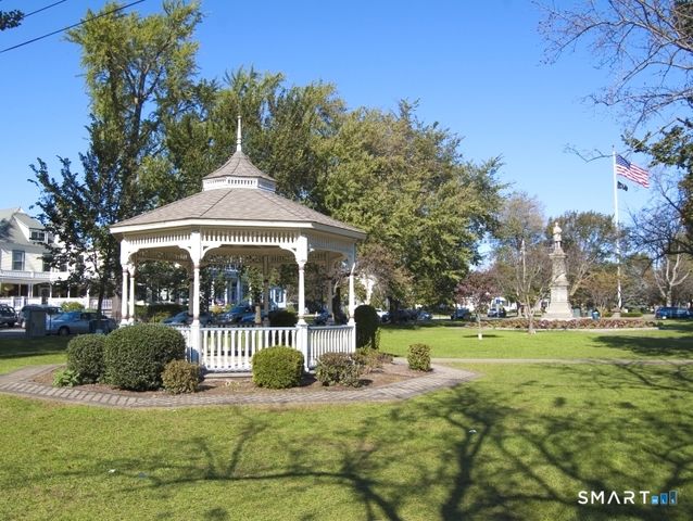 8 Parkland Place, Milford, CT 06460