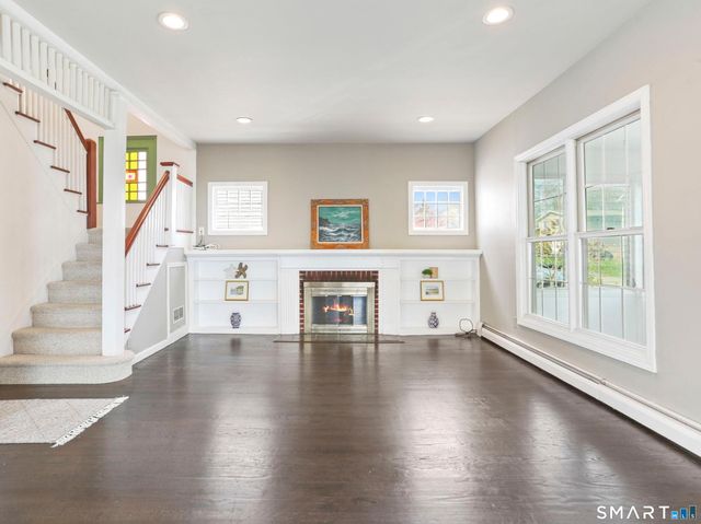 8 Parkland Place, Milford, CT 06460