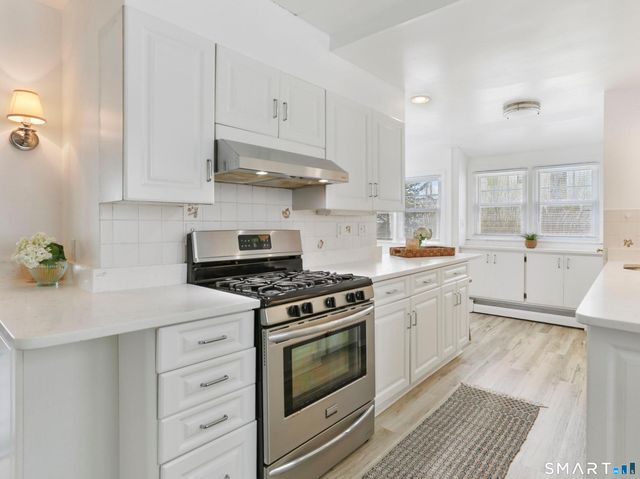 8 Parkland Place, Milford, CT 06460