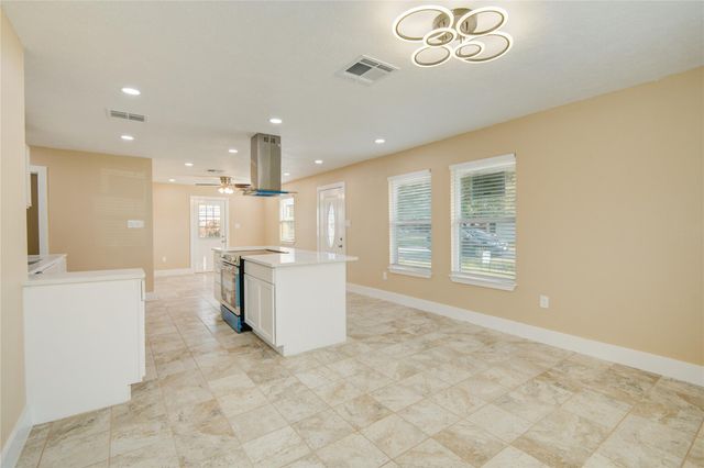 2306 19th Avenue N, Texas City, TX 77590