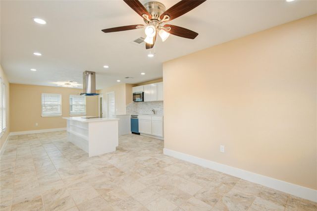 2306 19th Avenue N, Texas City, TX 77590