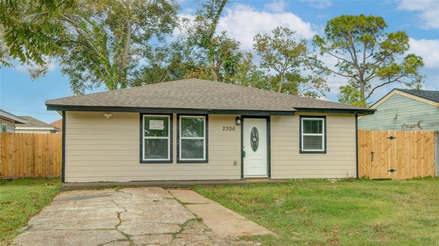 2306 19th Avenue N, Texas City, TX 77590