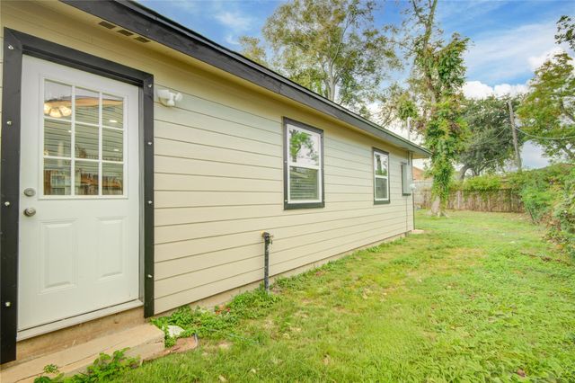 2306 19th Avenue N, Texas City, TX 77590