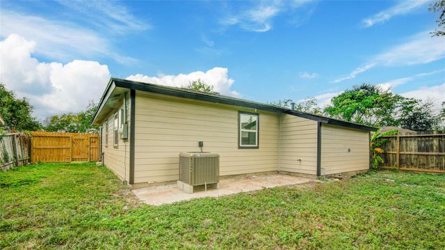 2306 19th Avenue N, Texas City, TX 77590