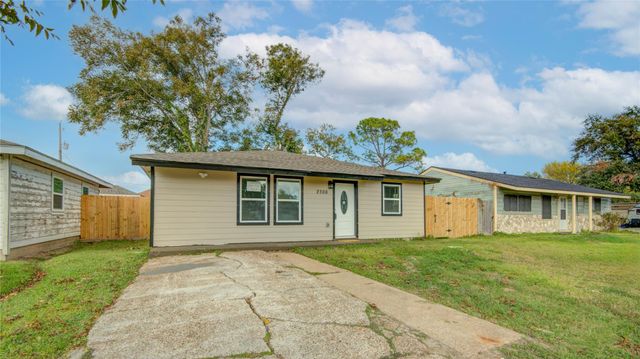 2306 19th Avenue N, Texas City, TX 77590