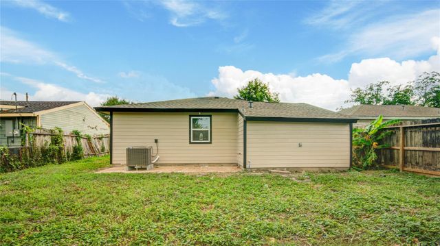 2306 19th Avenue N, Texas City, TX 77590