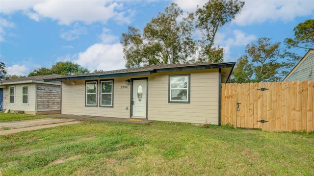2306 19th Avenue N, Texas City, TX 77590