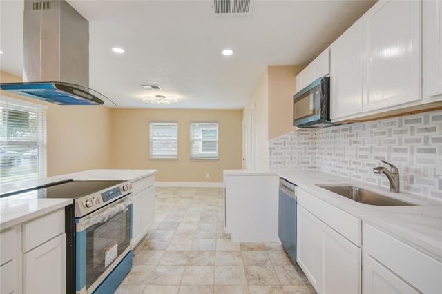 2306 19th Avenue N, Texas City, TX 77590