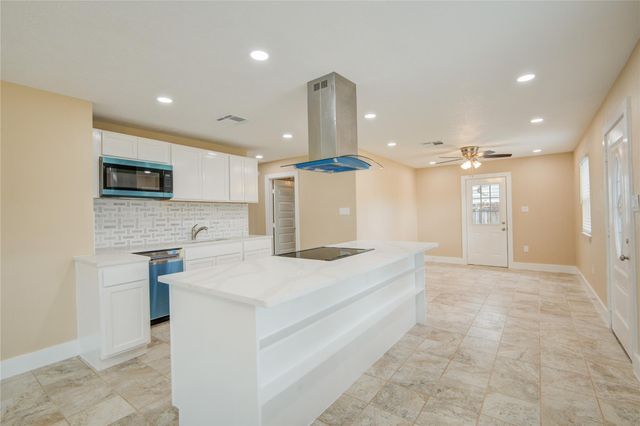 2306 19th Avenue N, Texas City, TX 77590