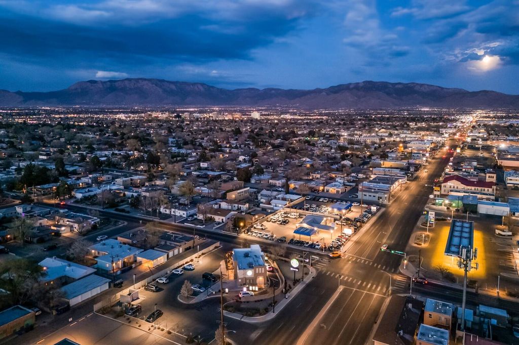 Image 7 of property listing at 4156 Mesa Verde Avenue NE, Albuquerque, NM 87110