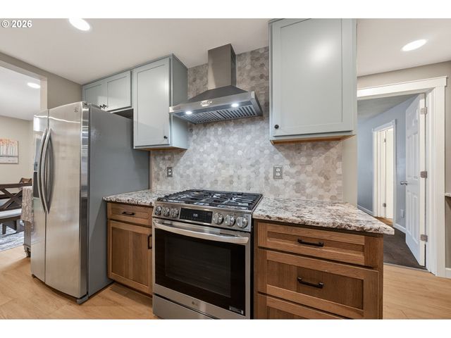 739 W WHARTON St, Roseburg, OR 97471