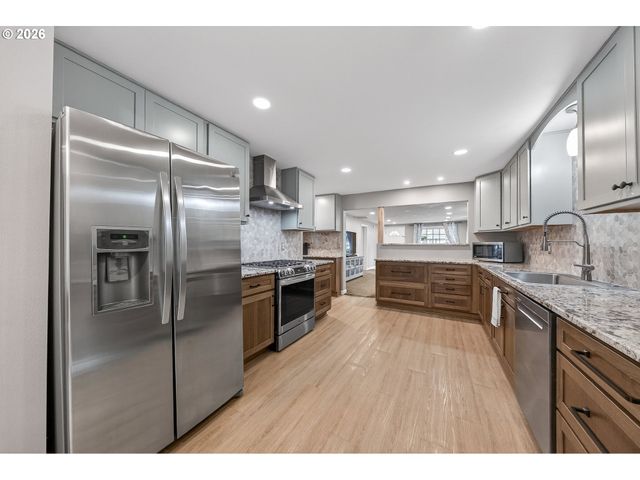 739 W WHARTON St, Roseburg, OR 97471