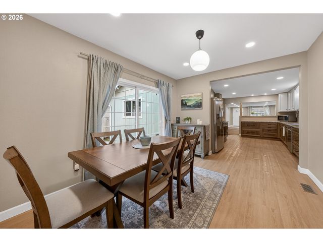 739 W WHARTON St, Roseburg, OR 97471