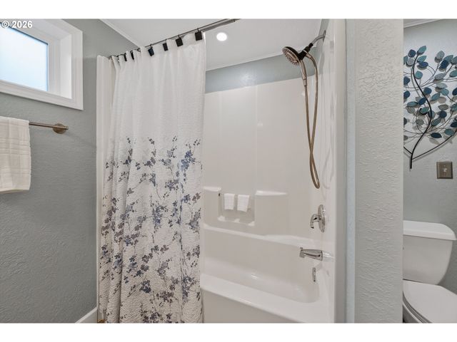 739 W WHARTON St, Roseburg, OR 97471